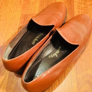 Women's Easy Spirit Size 10 Tan Loafers